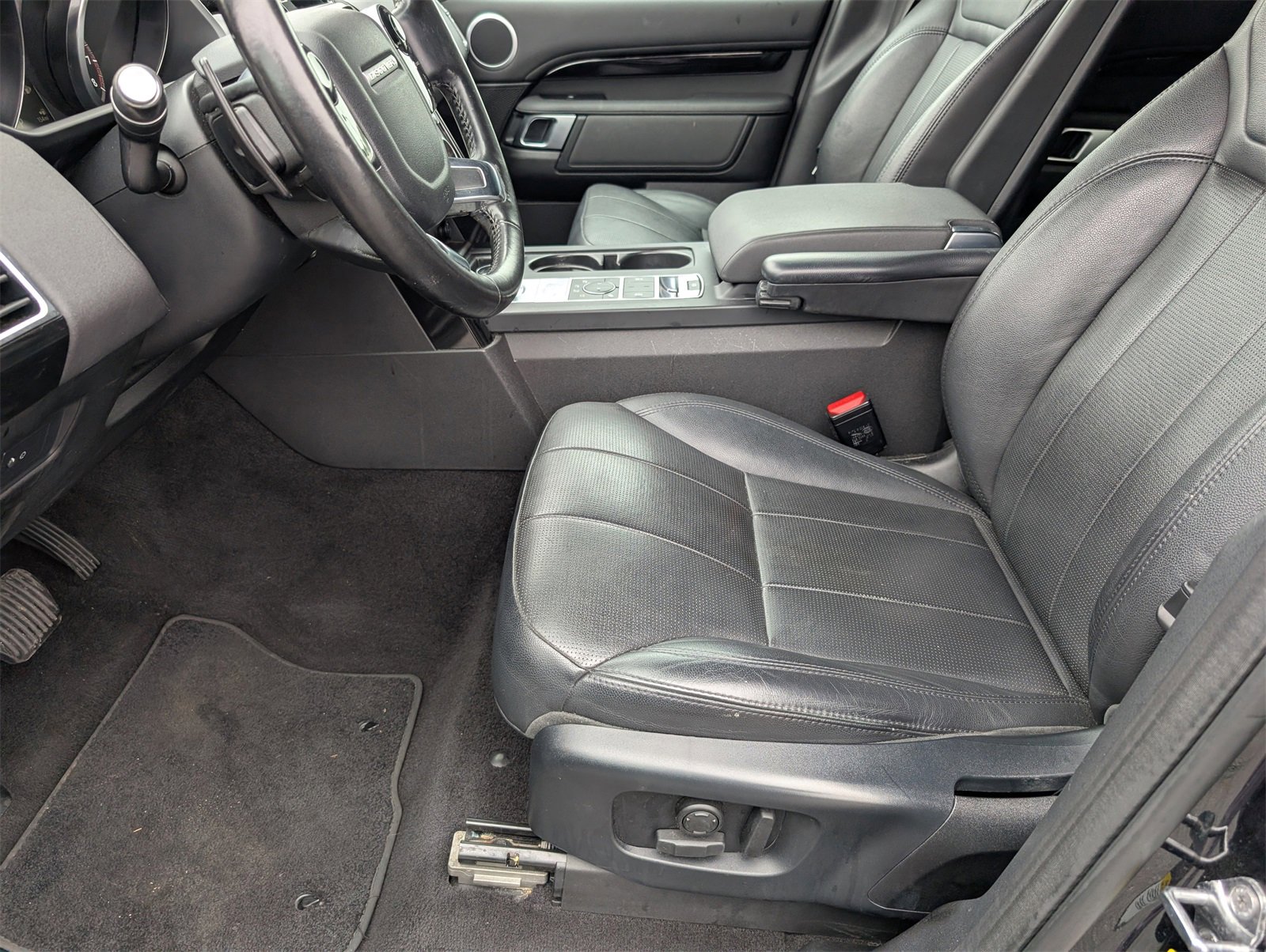 Used 2020 Land Rover Discovery SE image 15