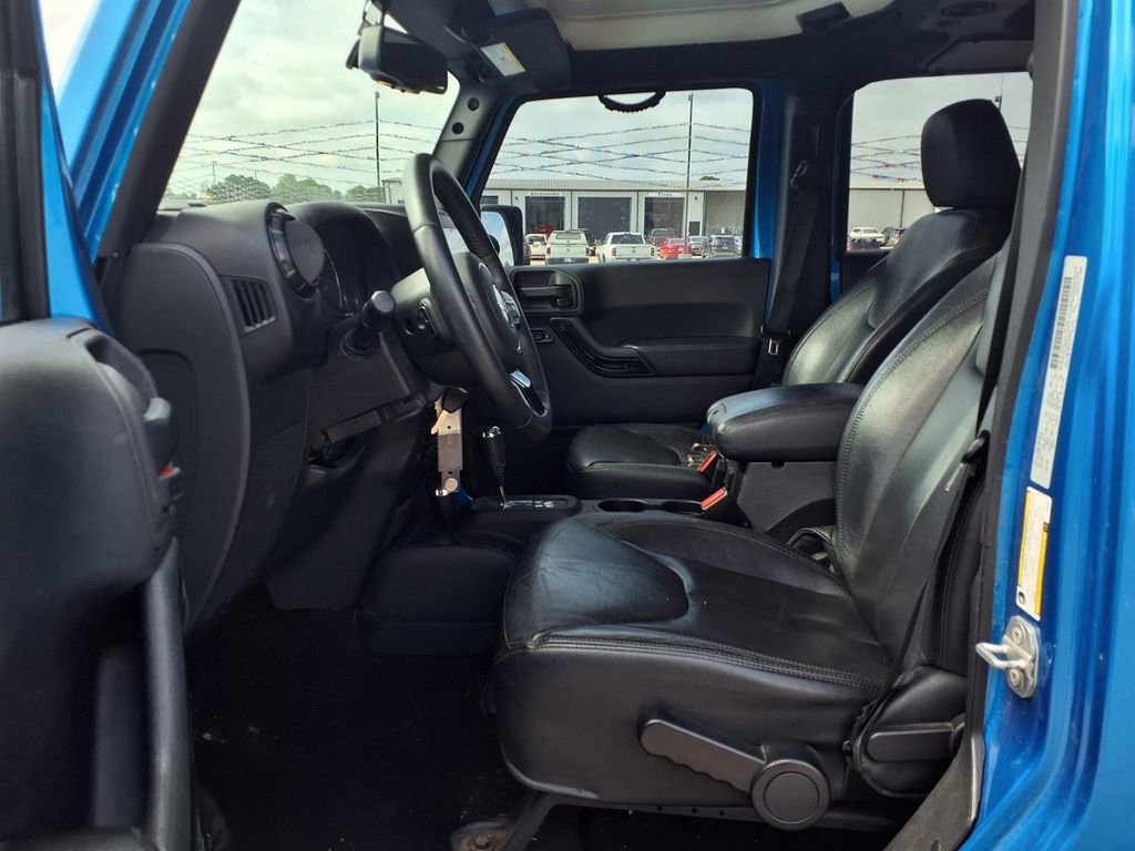 Used 2015 Jeep Wrangler Unlimited Sahara AWD/4WD image 9