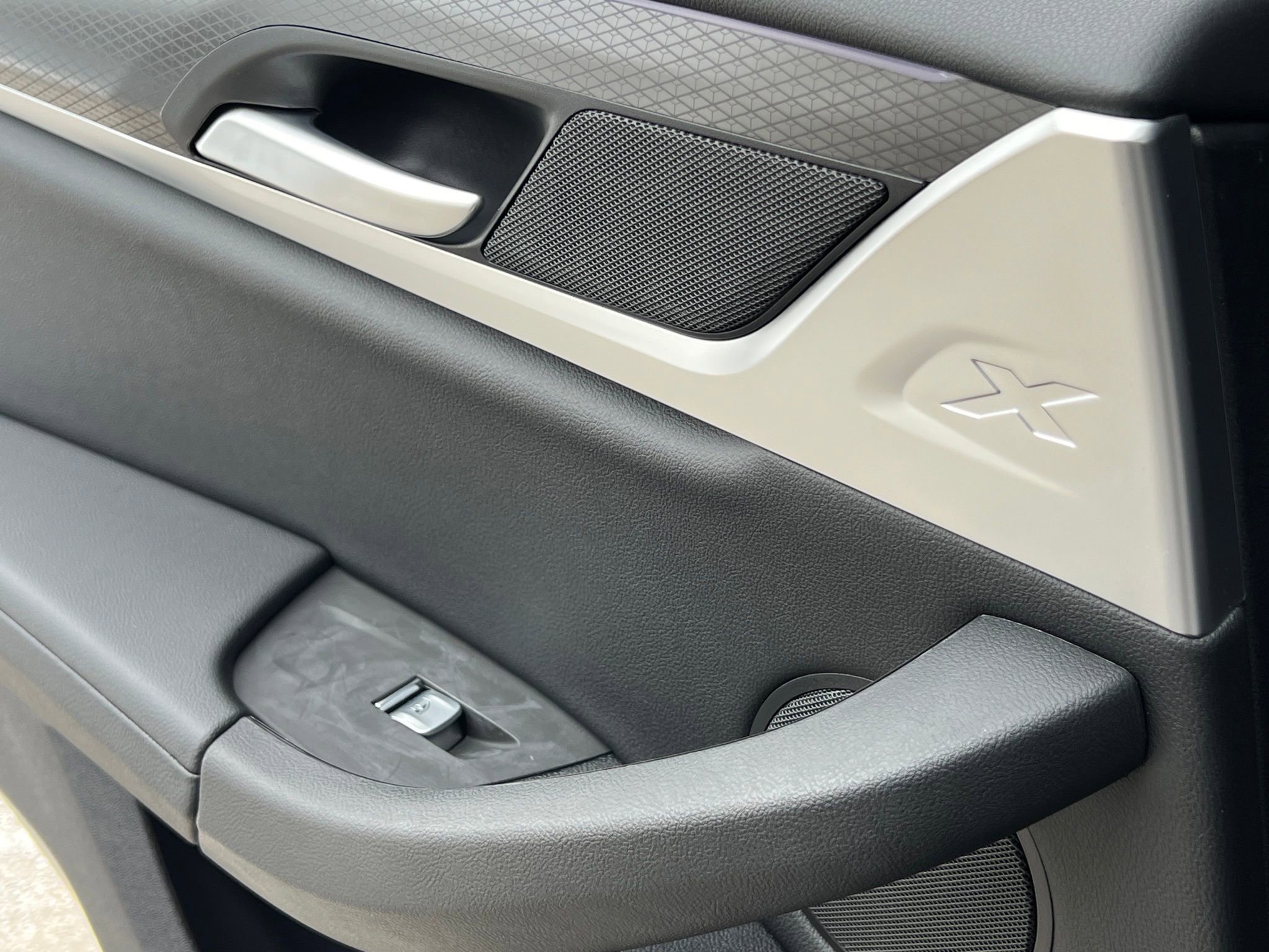 Used 2024 BMW X4 xDrive30i w/ M Sport Package image 32