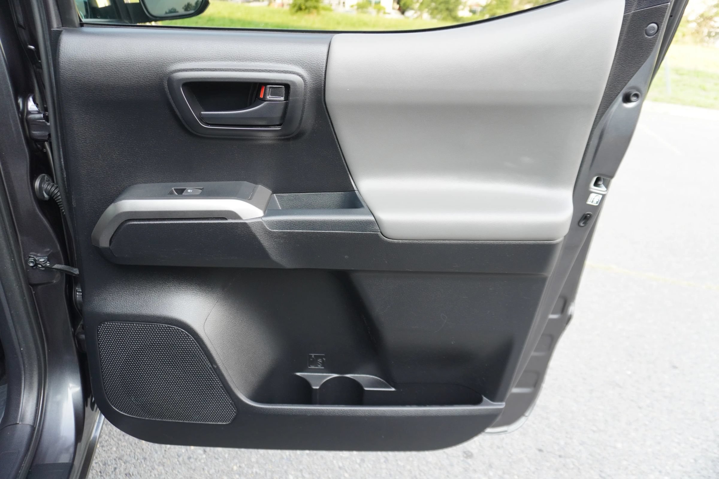 Used 2018 Toyota Tacoma SR5 AWD/4WD image 22