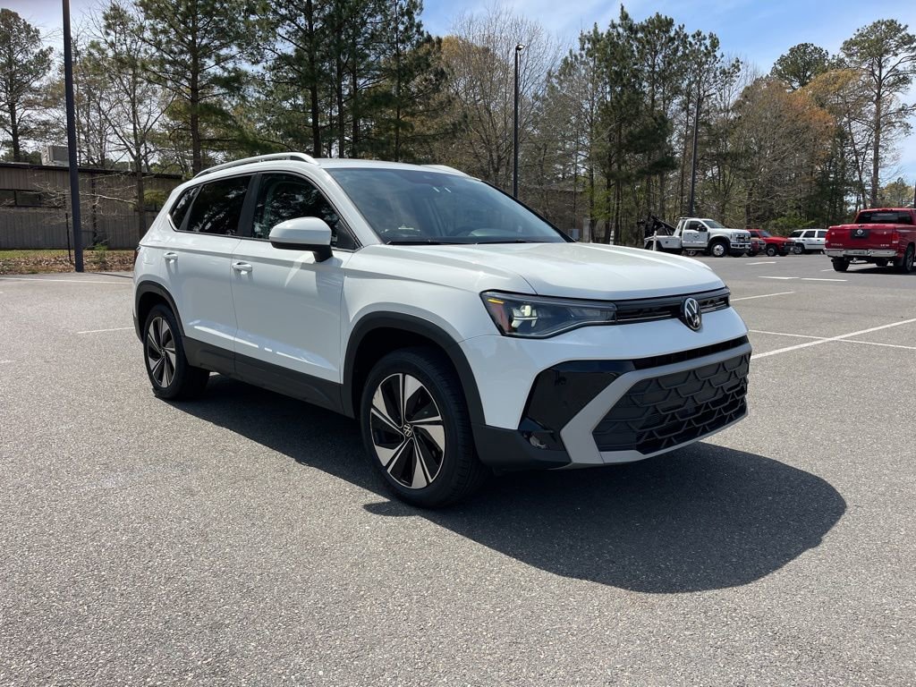 Used 2025 Volkswagen Taos SE AWD/4WD image 4