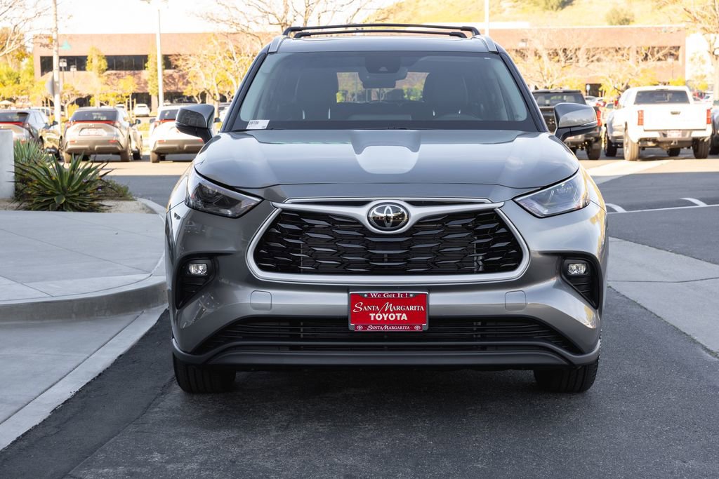Certified 2025 Toyota Highlander XLE image 2