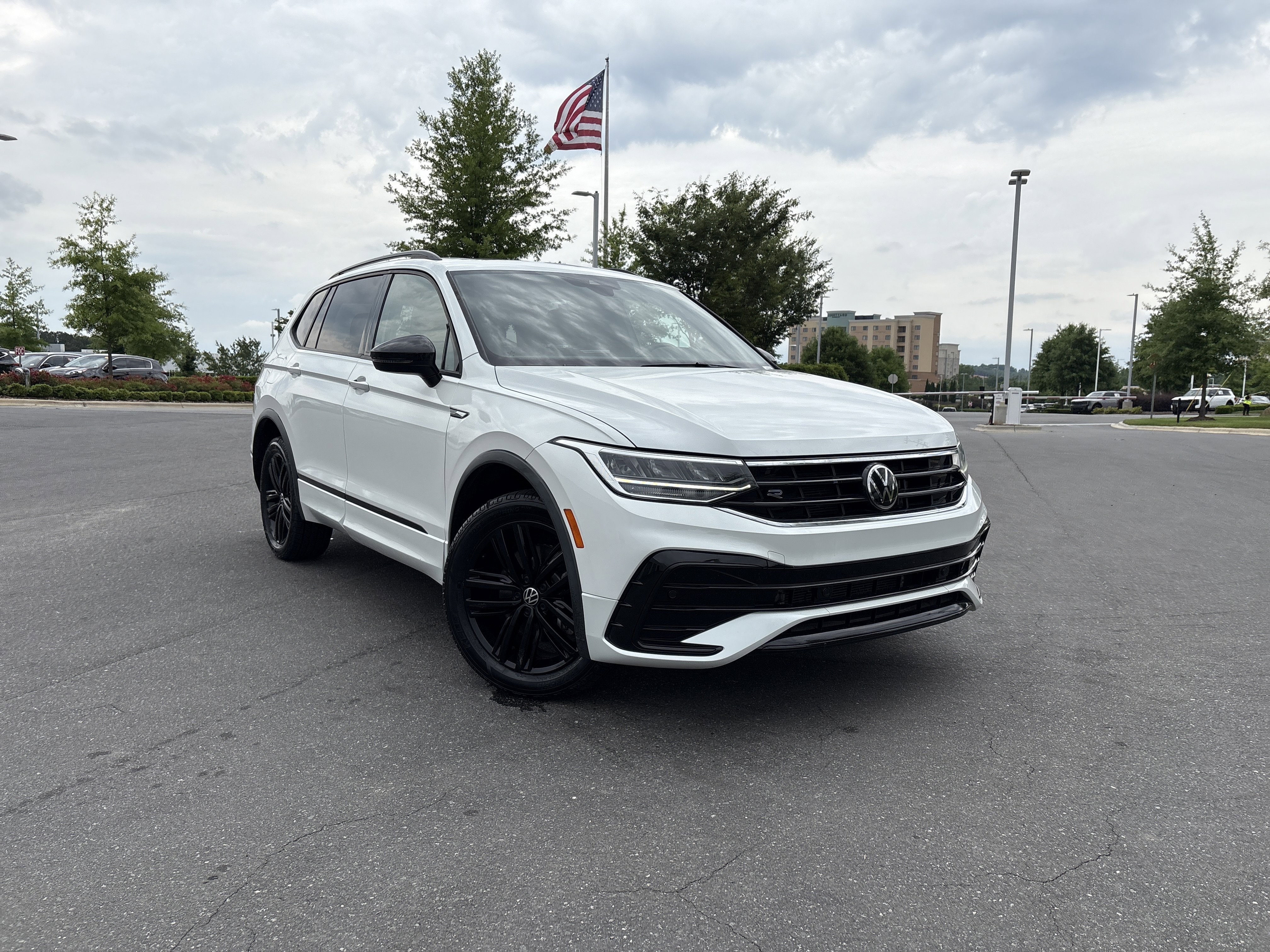 Used 2022 Volkswagen Tiguan SE R-Line AWD/4WD image 2