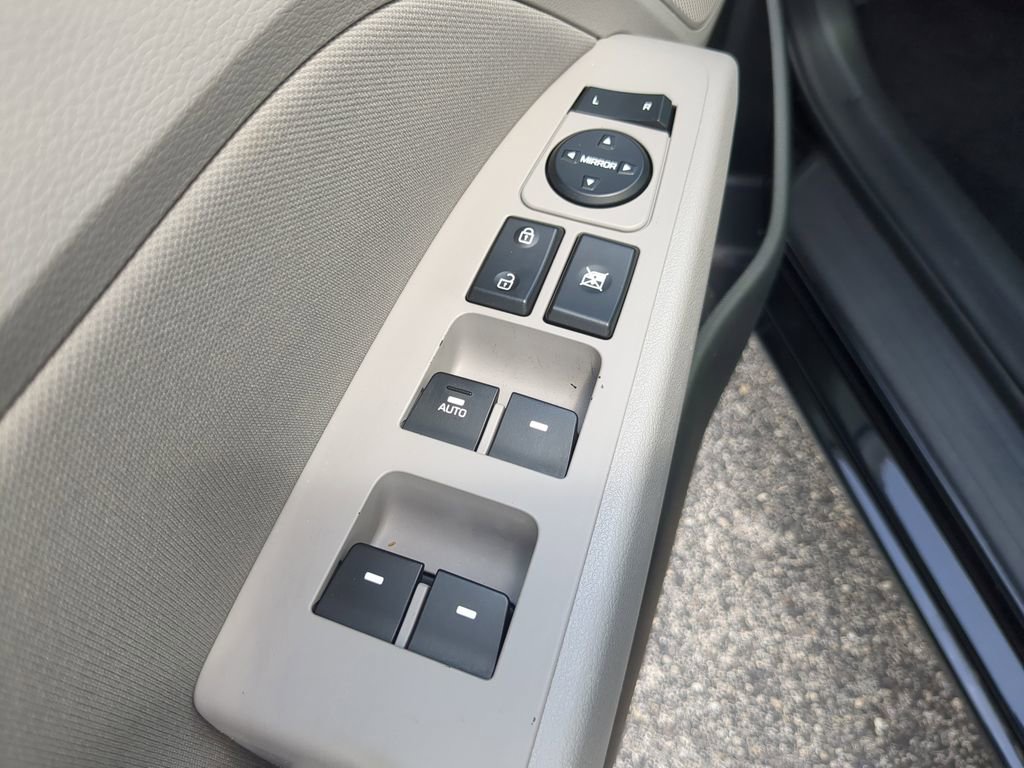 Used 2020 Hyundai Elantra Value Edition FWD image 16