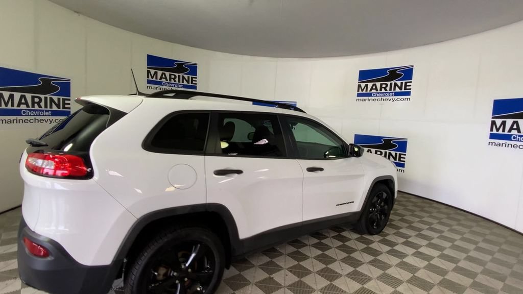 Used 2017 Jeep Cherokee Sport FWD image 2