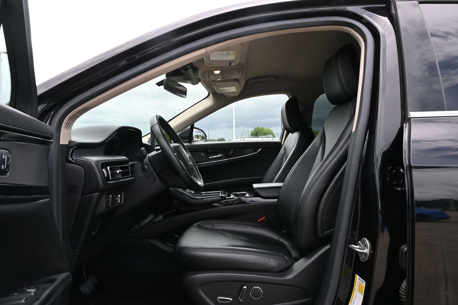 Used 2023 Lincoln Nautilus FWD w/ Premium Package image 19