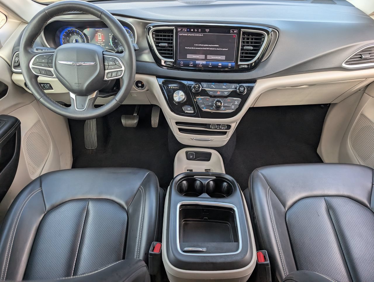 Used 2023 Chrysler Pacifica Touring-L FWD image 9