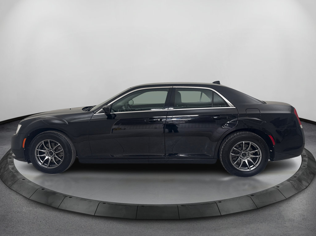 Used 2018 Chrysler 300 Touring RWD image 9