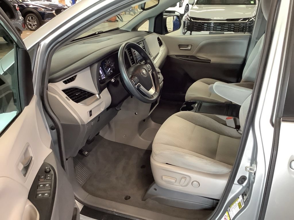 Used 2019 Toyota Sienna LE FWD image 17