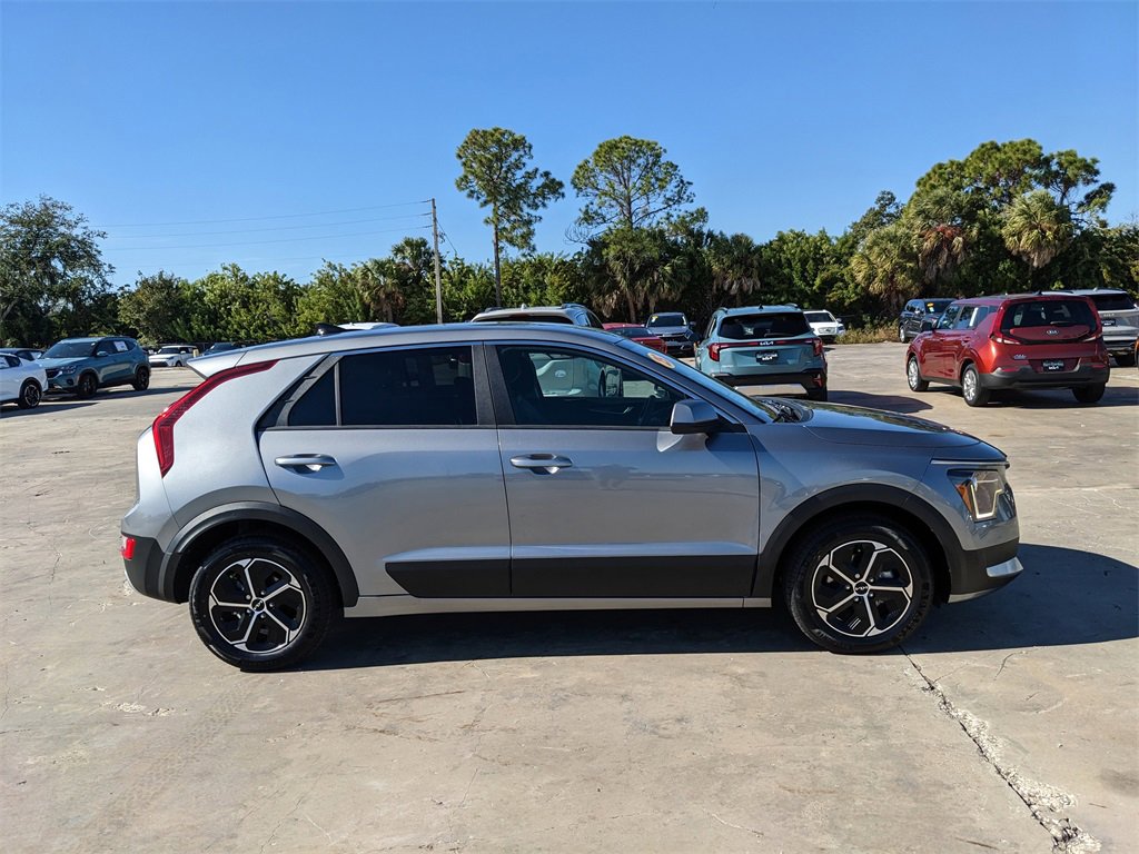 Used 2025 Kia Niro LX image 10