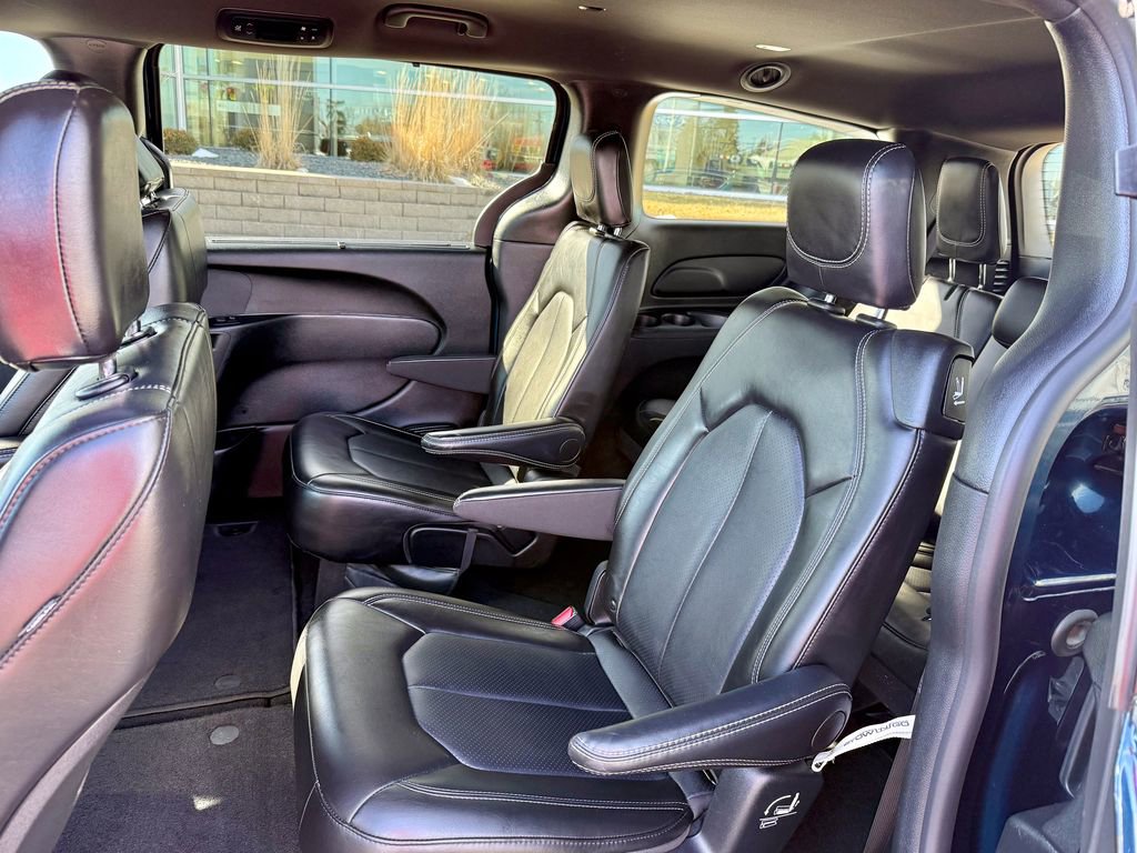 Used 2025 Chrysler Pacifica Select image 11