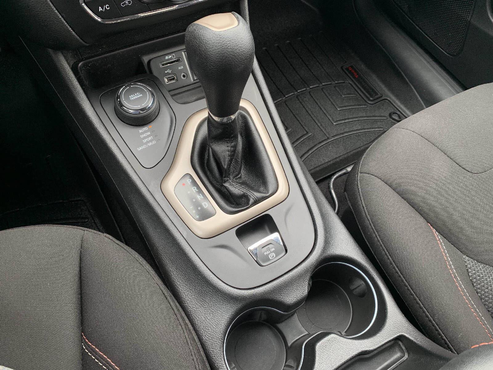 Used 2017 Jeep Cherokee 75th Anniversary AWD/4WD image 20