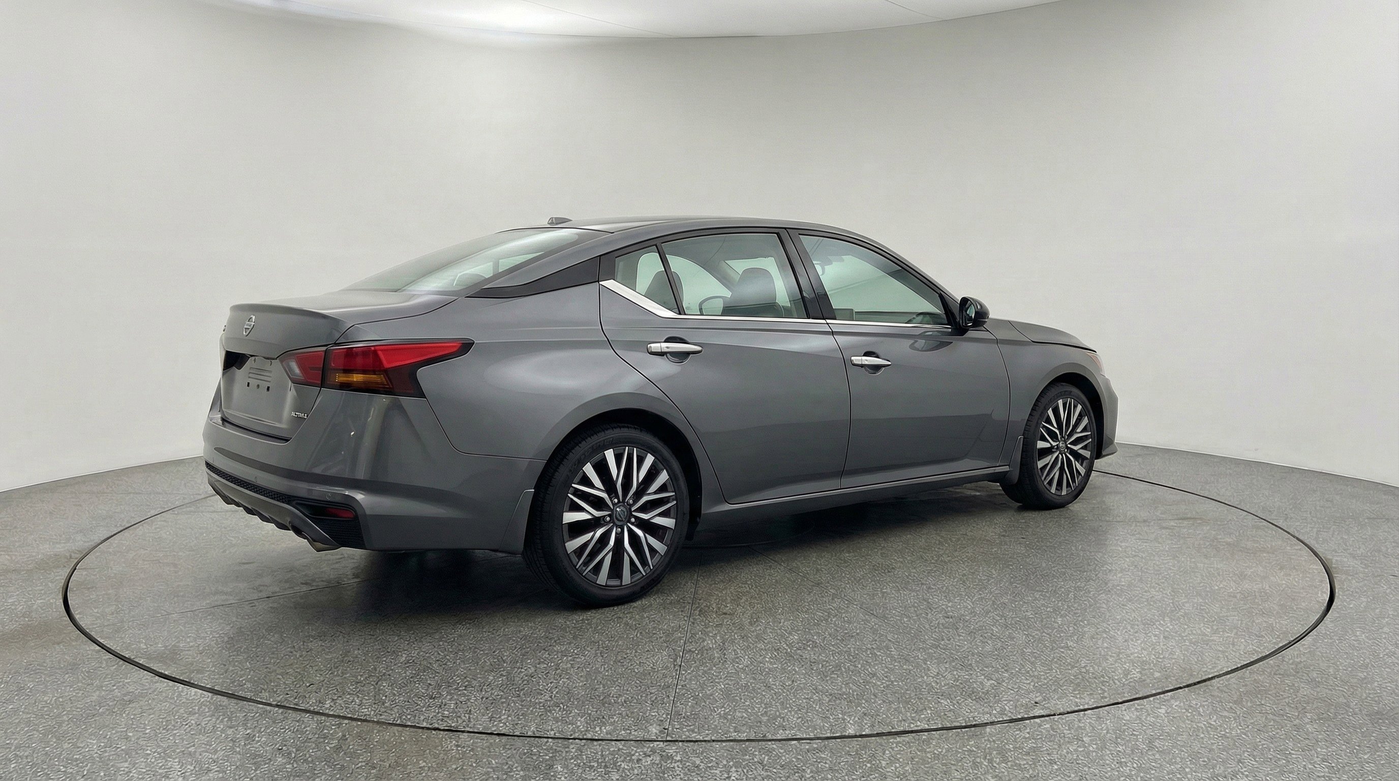 Used 2025 Nissan Altima 2.5 SV image 9