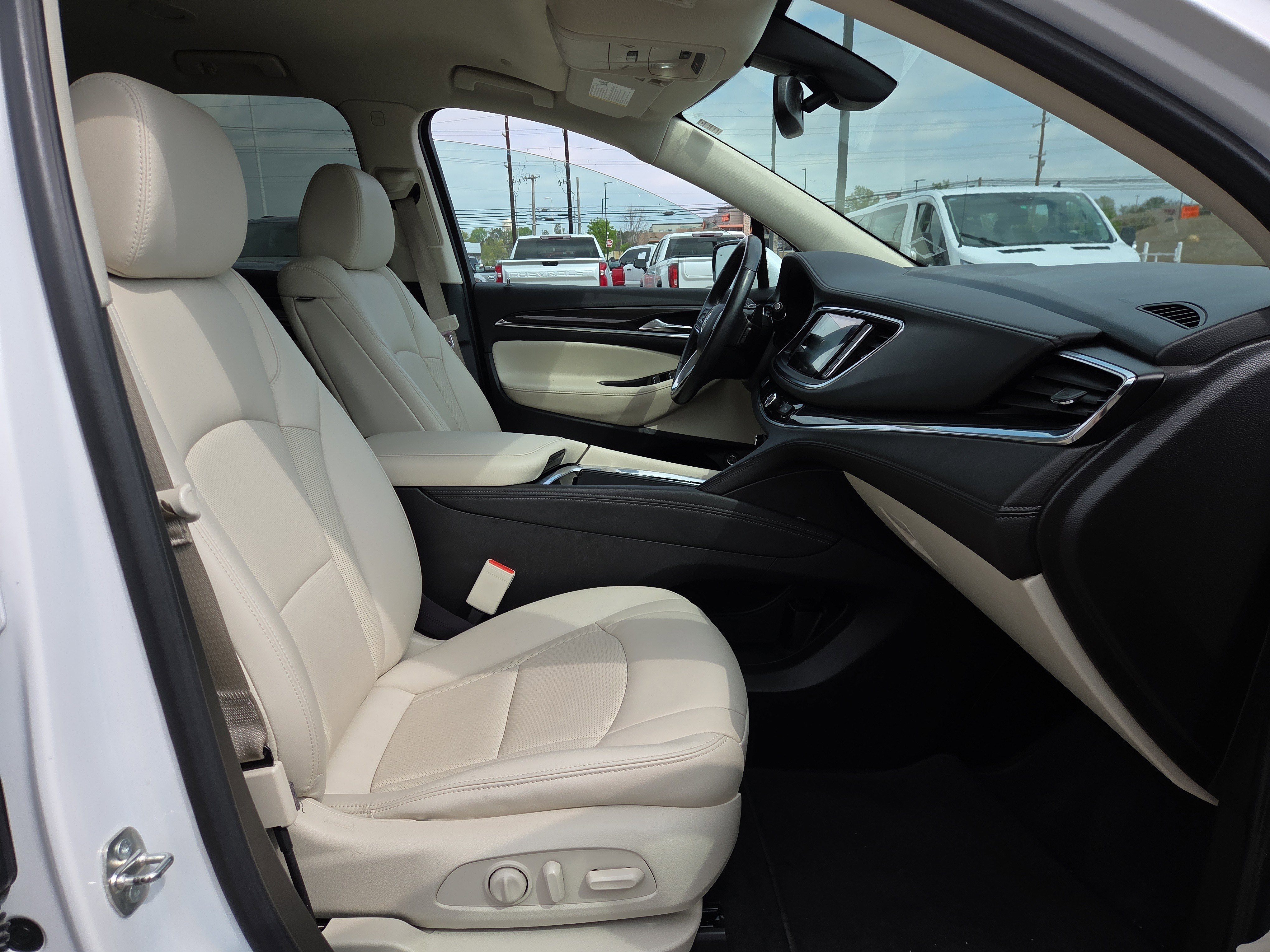 Used 2023 Buick Enclave Essence image 17