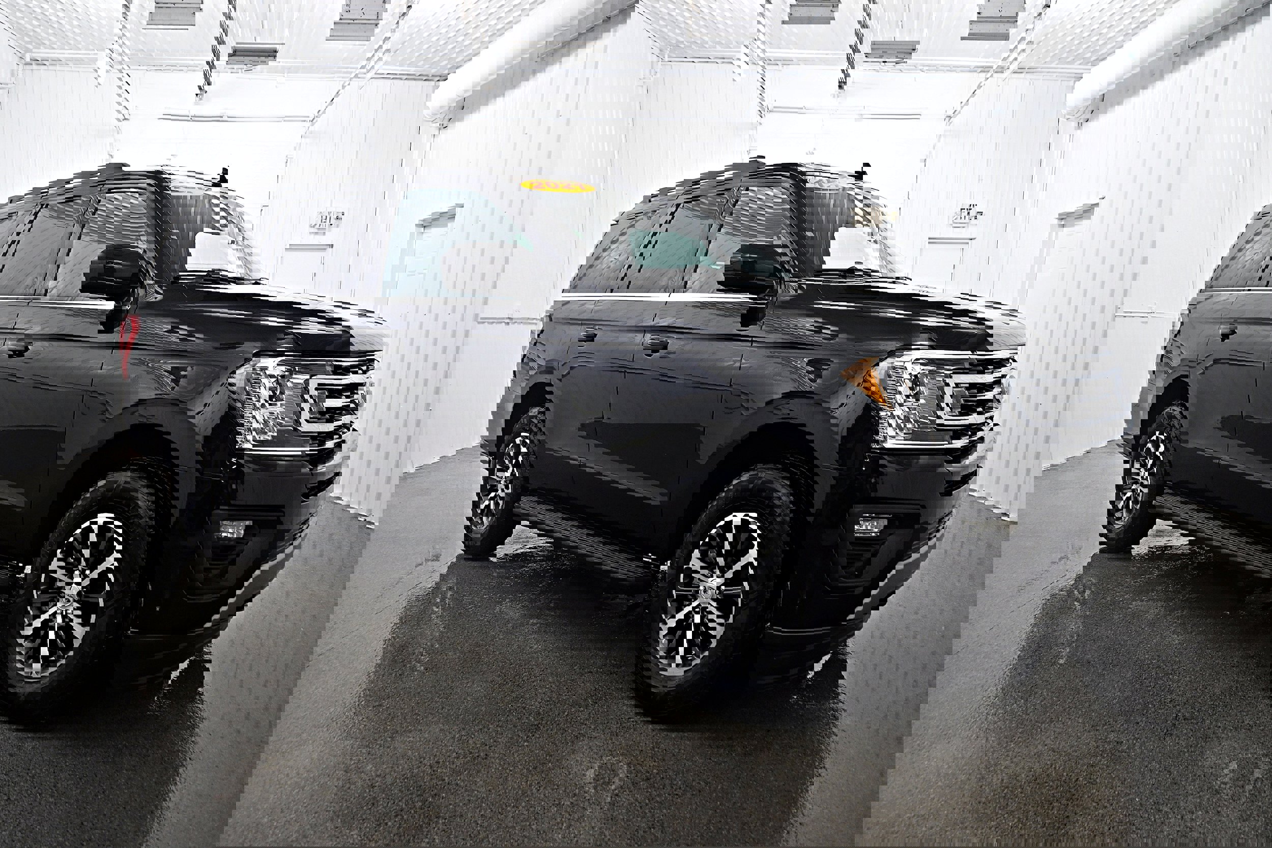 Used 2021 Ford Expedition XLT image 3