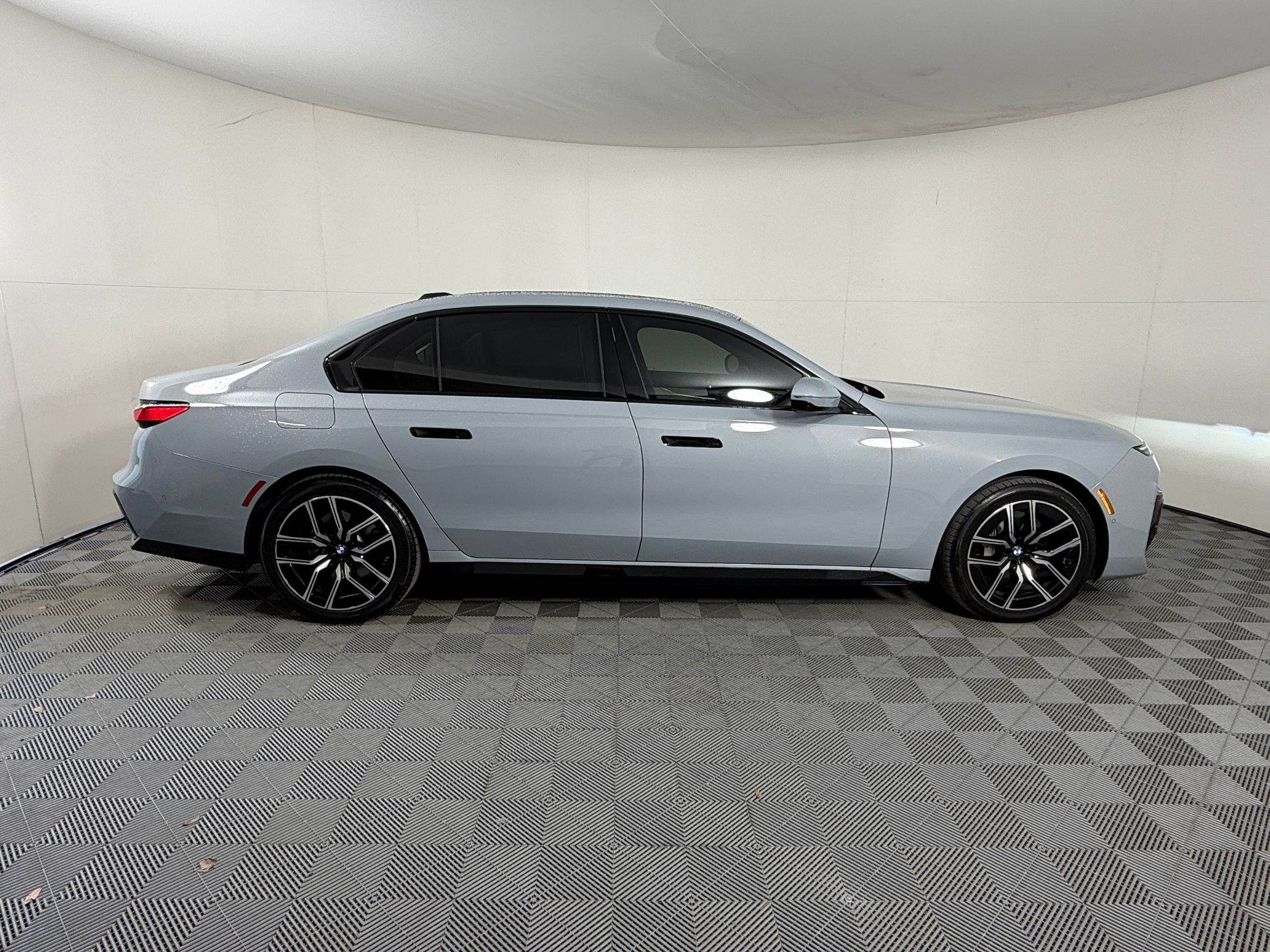 Certified 2024 BMW 740i xDrive AWD/4WD image 8