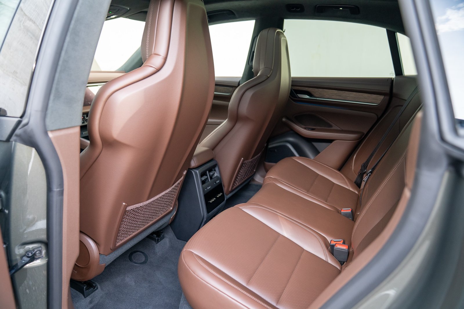 Certified 2025 Porsche Macan Turbo Electric AWD/4WD image 22