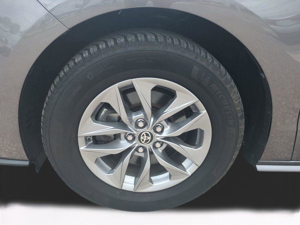 Used 2021 Toyota Sienna XLE FWD image 11