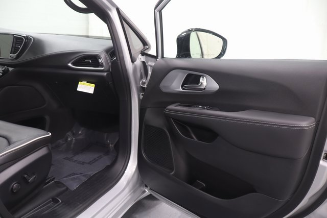 New 2026 Chrysler Pacifica Limited image 13