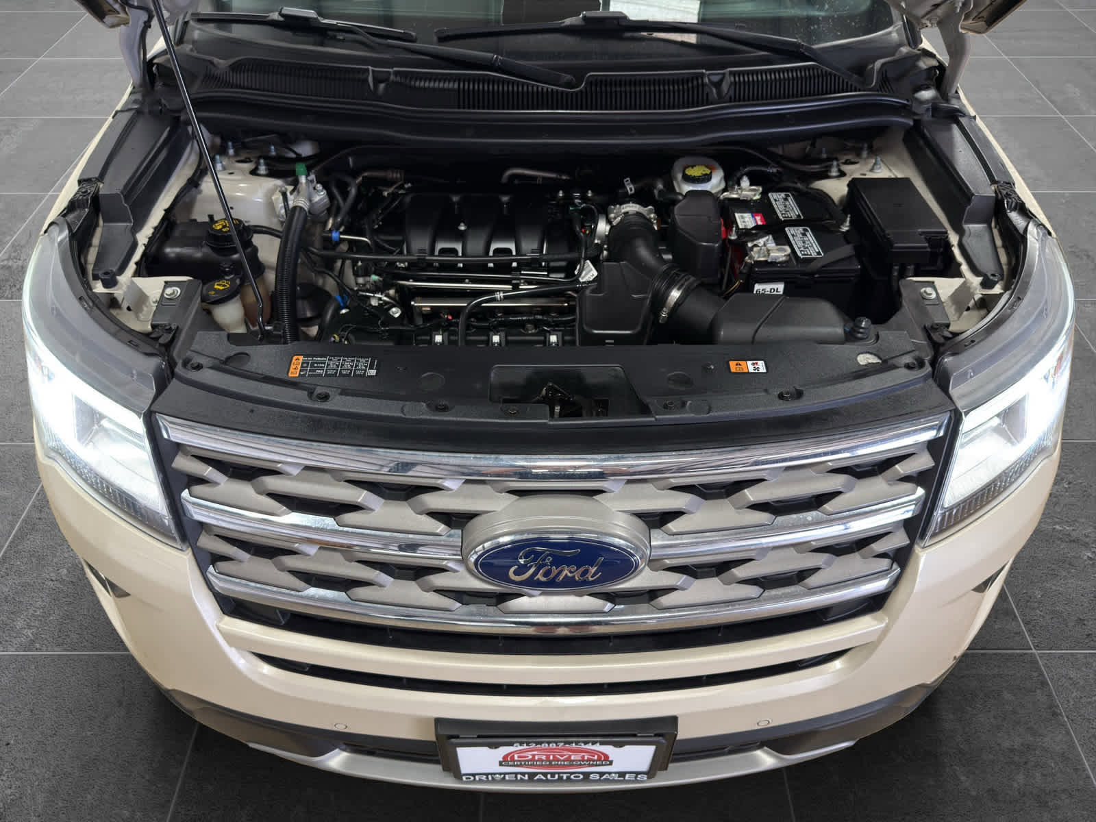 Used 2018 Ford Explorer XLT w/ Equipment Group 202A image 8