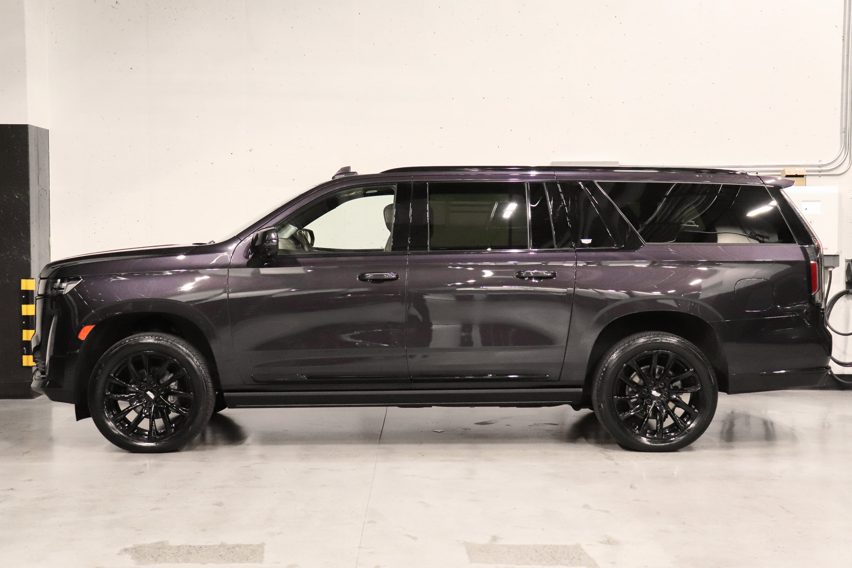 Used 2023 Cadillac Escalade ESV Sport Platinum w/ LPO, ONYX Package AWD/4WD image 2
