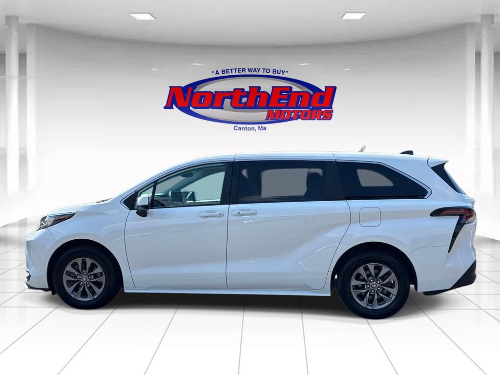 Used 2023 Toyota Sienna LE FWD image 4