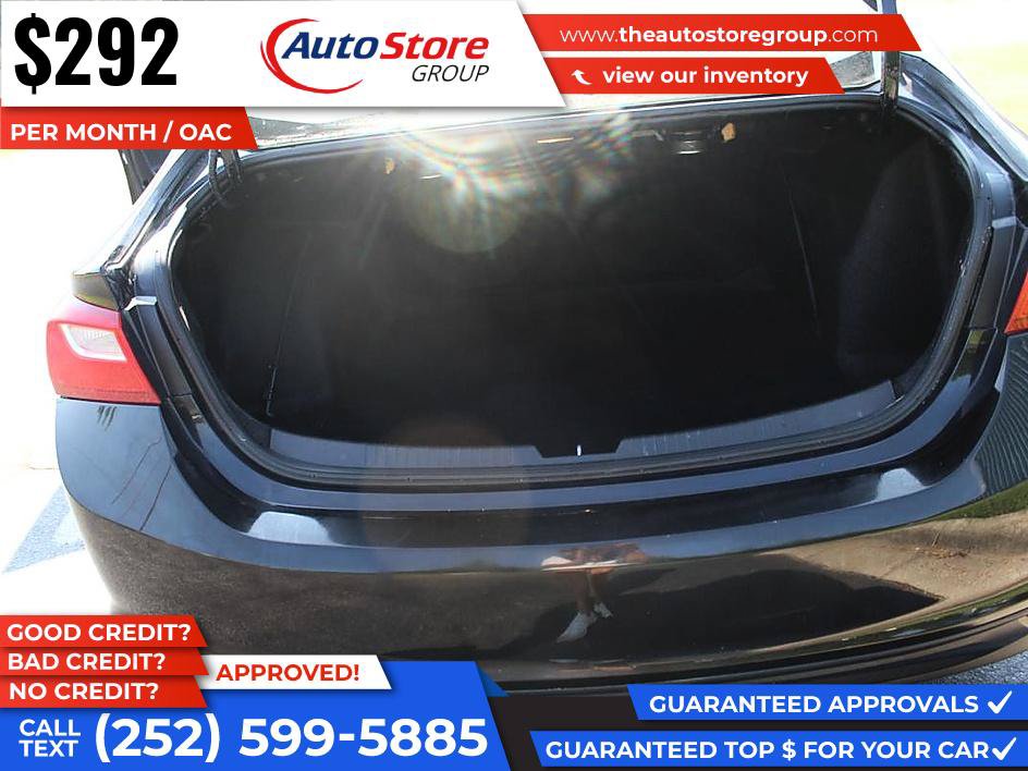 Used 2017 Chevrolet Malibu LT w/ Leather Package FWD image 10