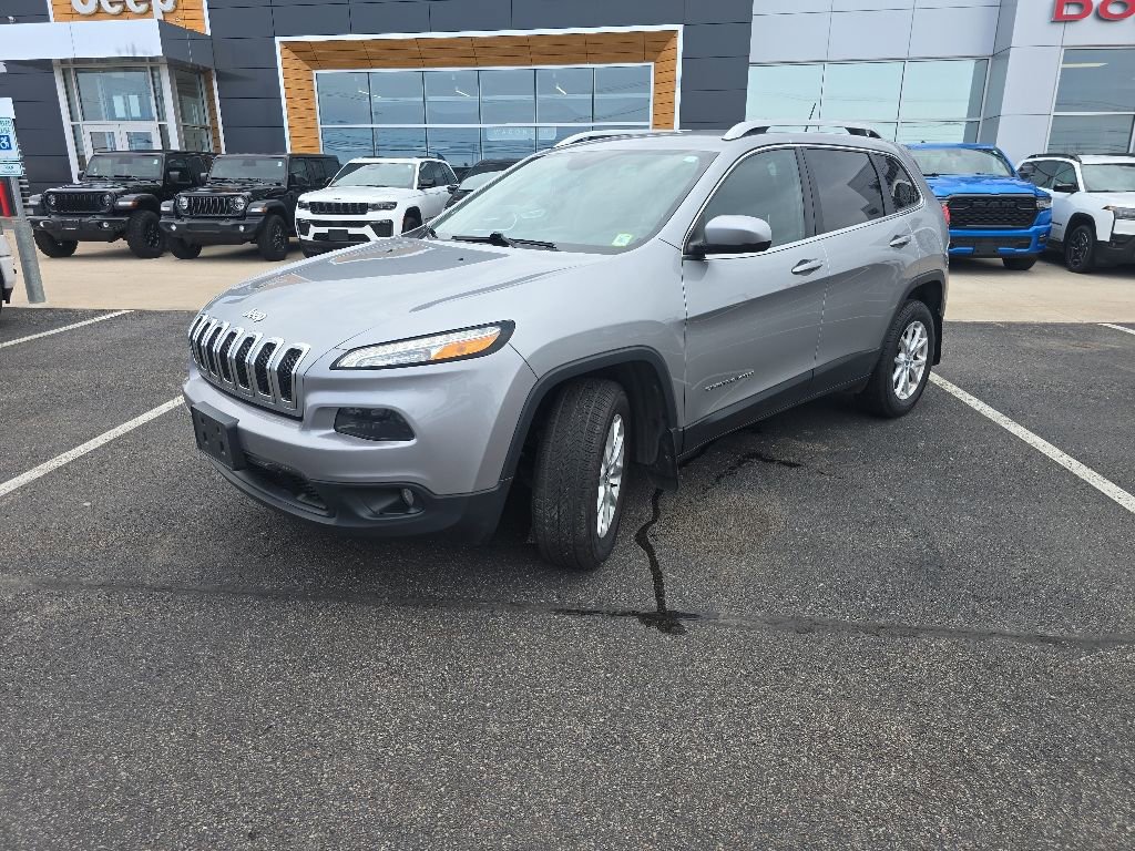 Used 2017 Jeep Cherokee Latitude w/ Cold Weather Group AWD/4WD image 3