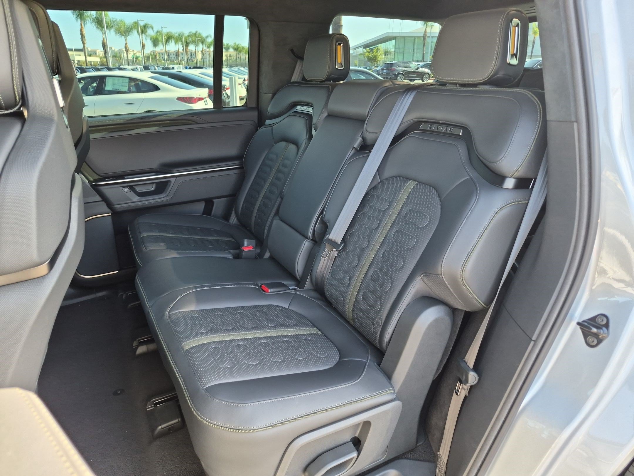 Used 2025 Rivian R1S Adventure Dual AWD/4WD image 30