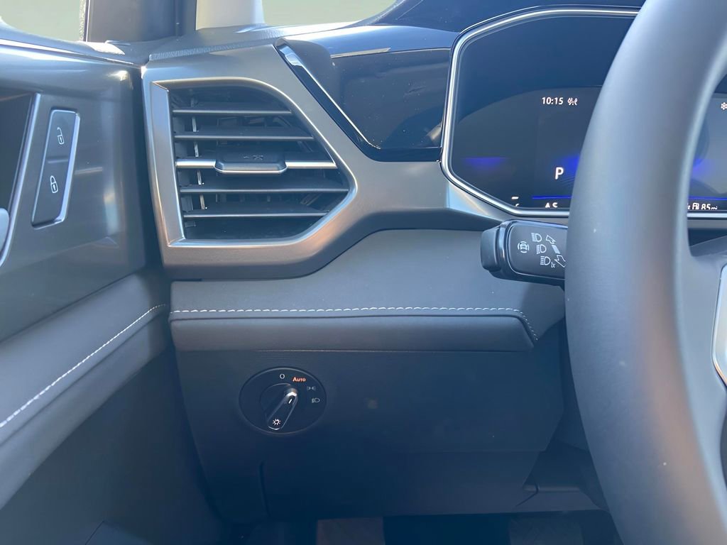 Used 2025 Volkswagen Taos SE image 24