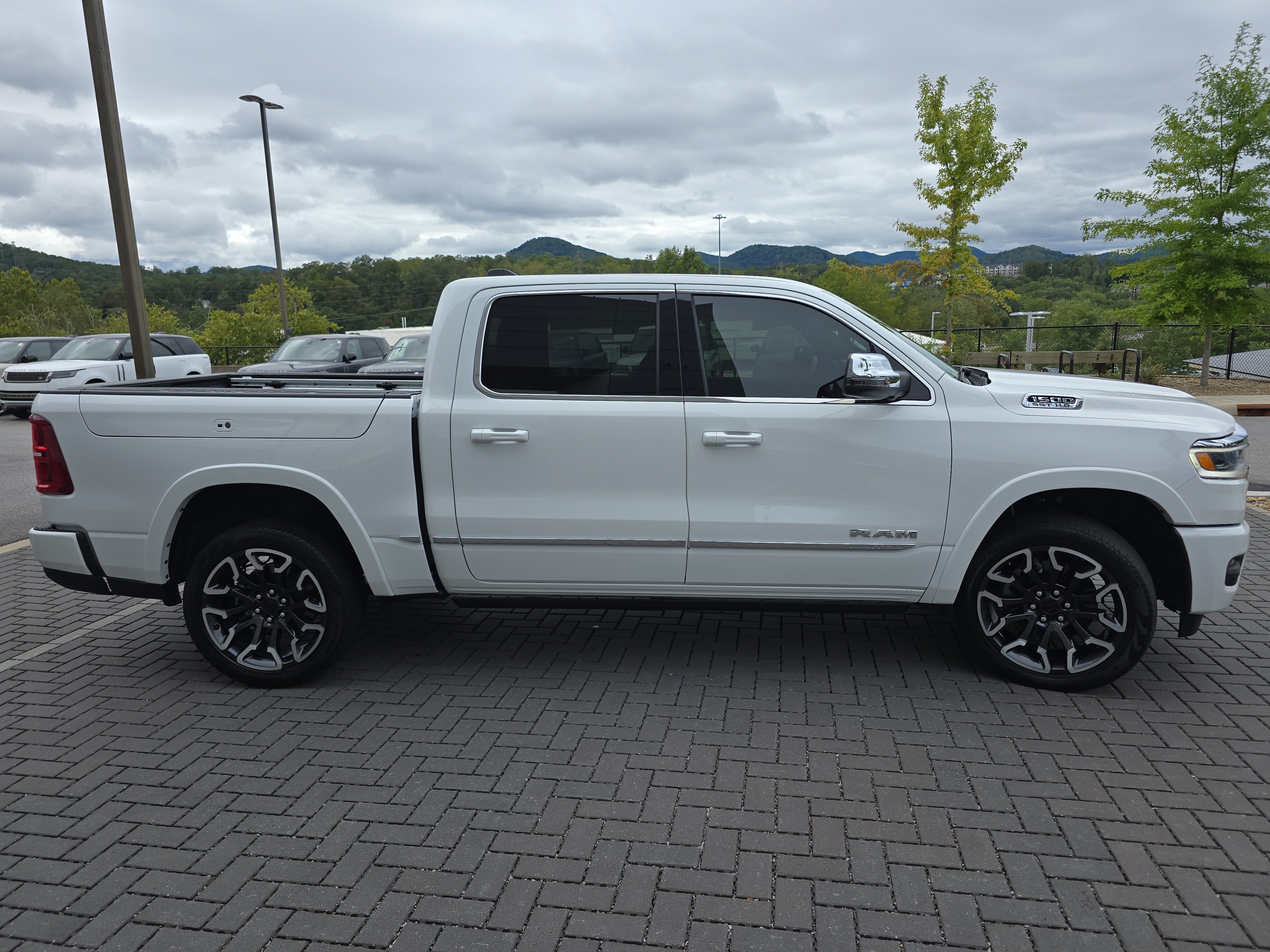 Used 2025 RAM 1500 Limited AWD/4WD image 4