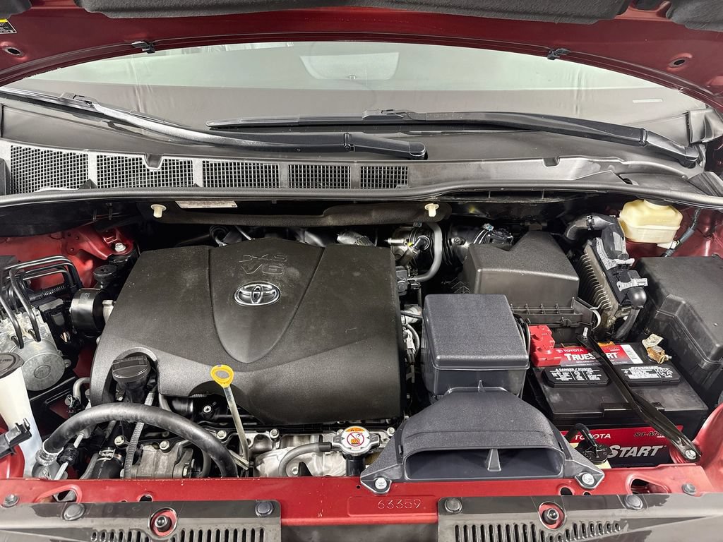Certified 2017 Toyota Sienna SE Premium FWD image 33