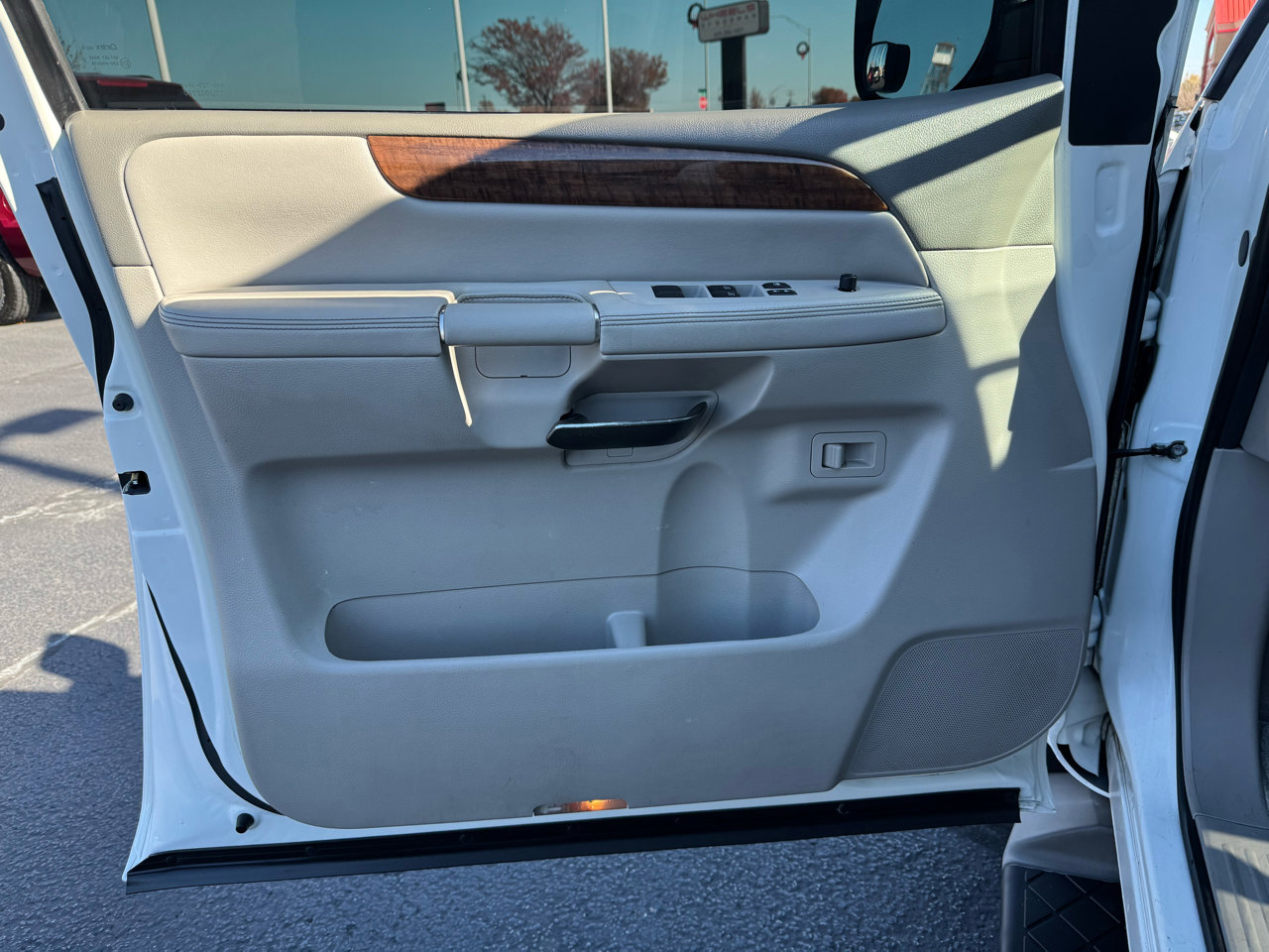 Used 2010 Nissan Armada Titanium w/ DVD Entertainment Pkg image 15