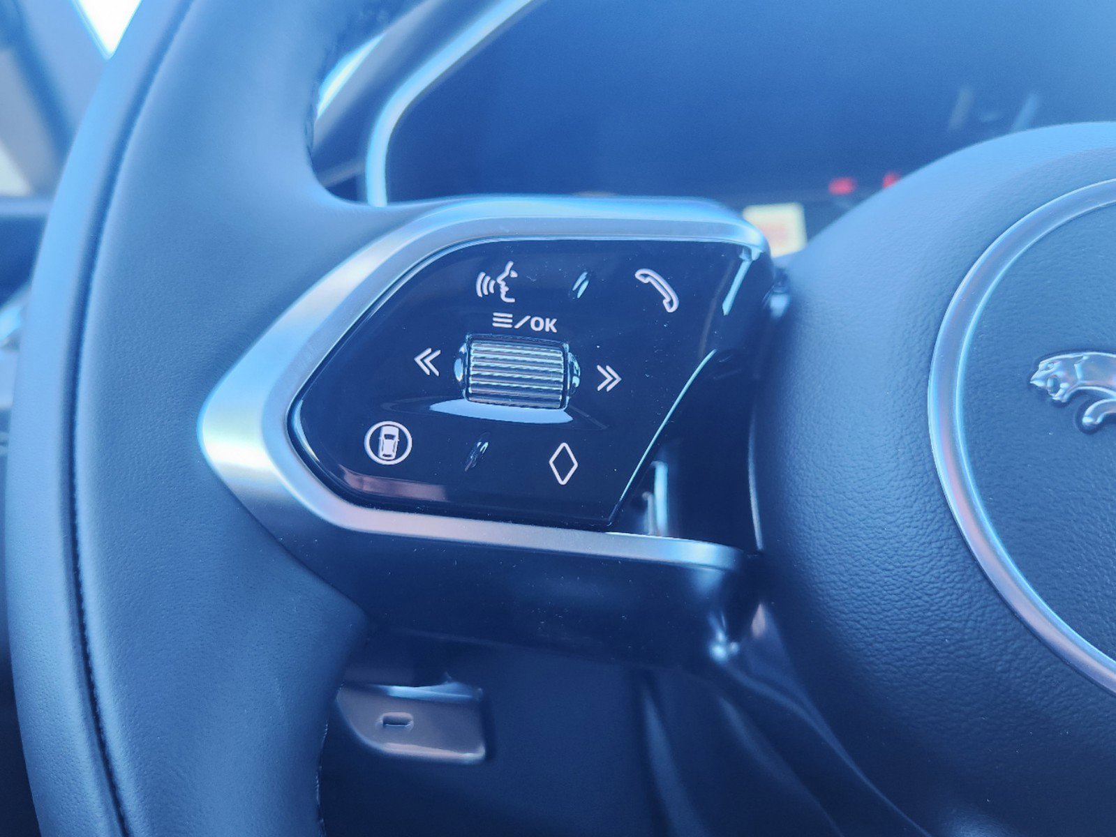 New 2025 Jaguar F-PACE R-Dynamic S image 24