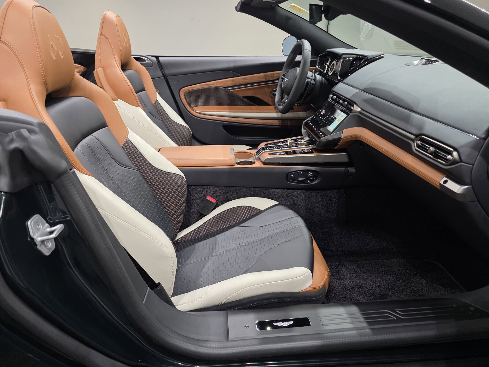 Used 2026 Aston Martin Vanquish Convertible image 28