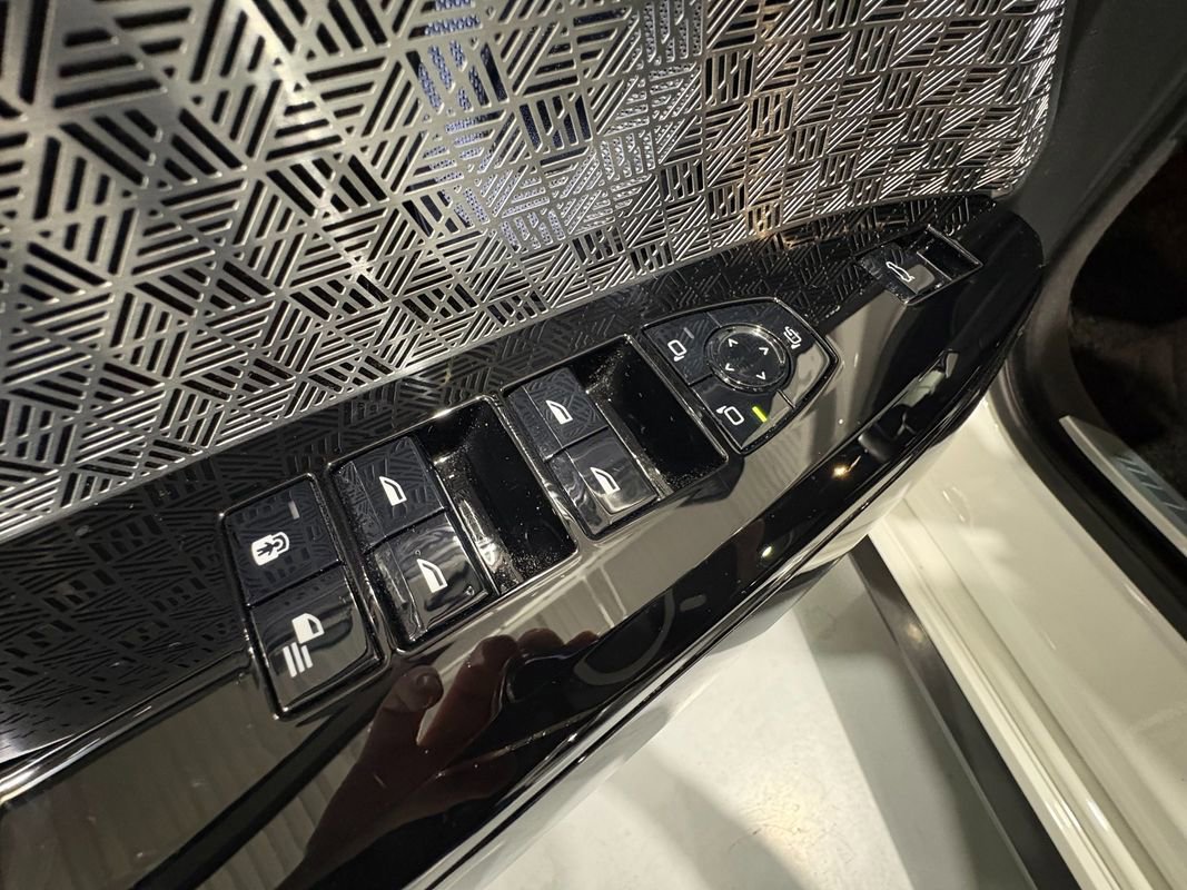 Used 2024 BMW i7 xDrive60 image 32