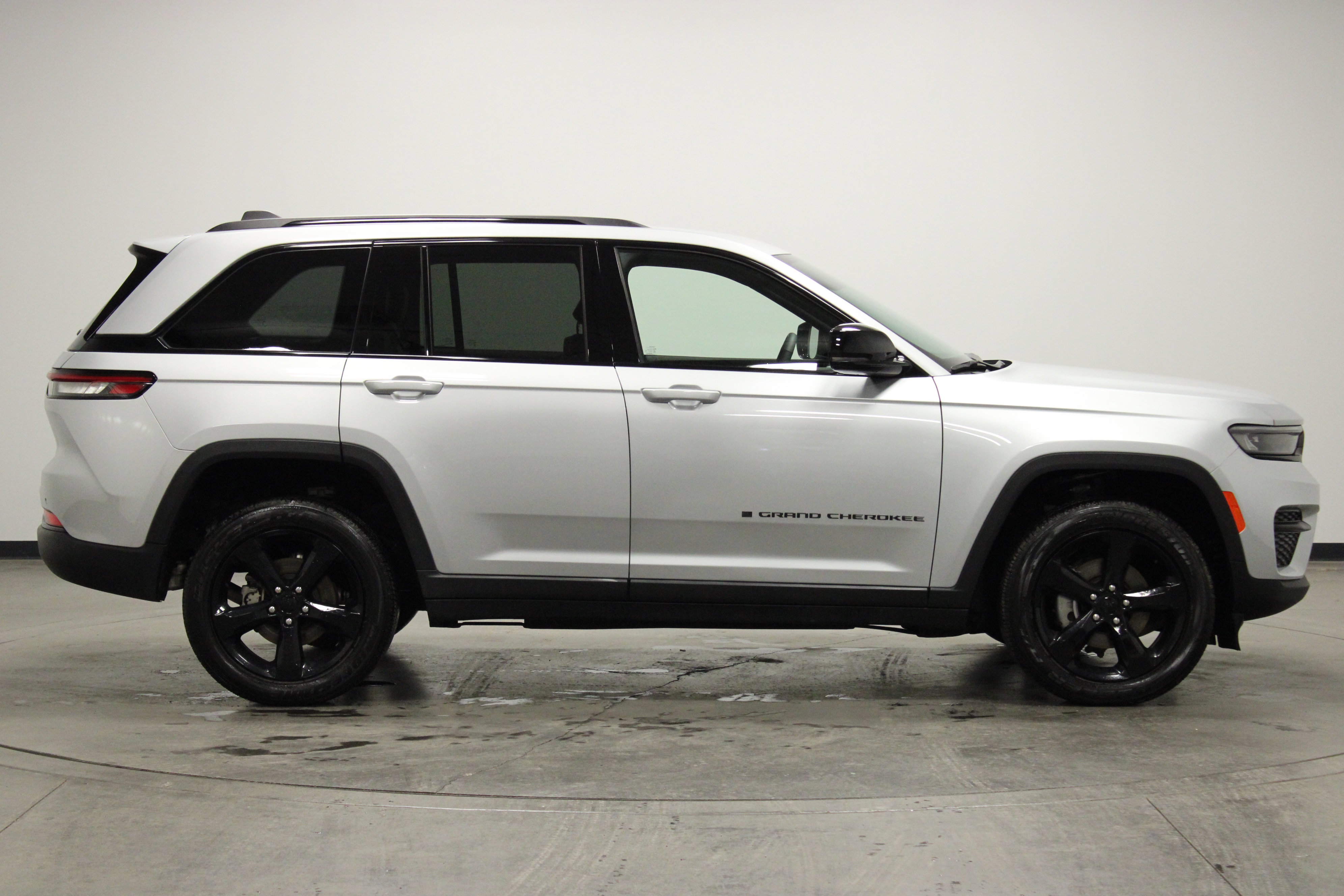 Used 2023 Jeep Grand Cherokee Altitude image 9