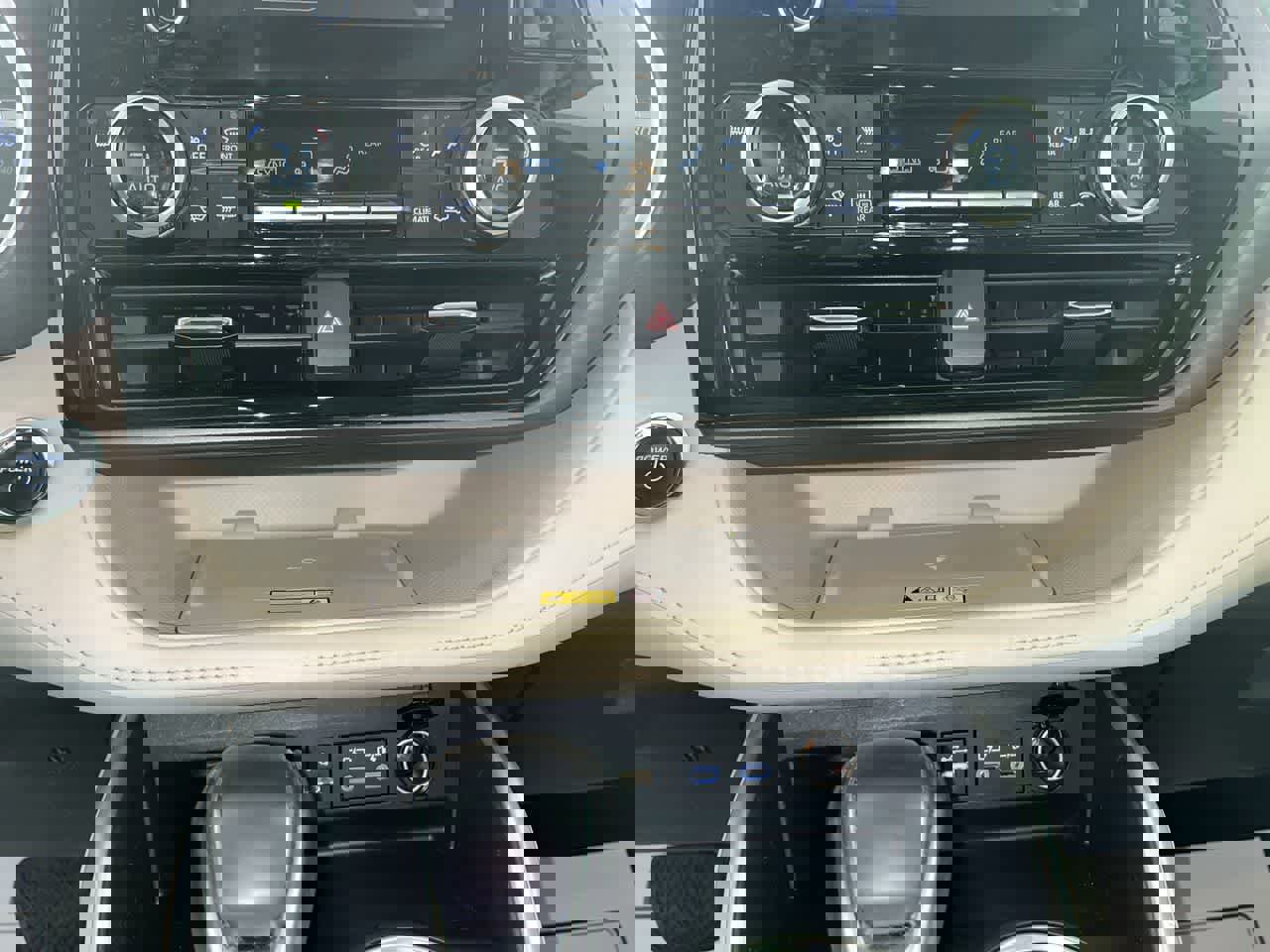 Used 2023 Toyota Highlander XLE image 19