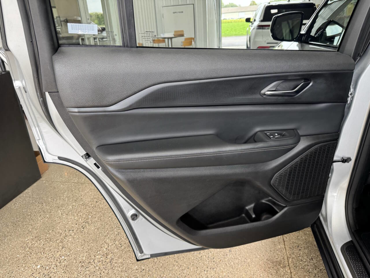 Used 2024 Jeep Grand Cherokee L Laredo image 46