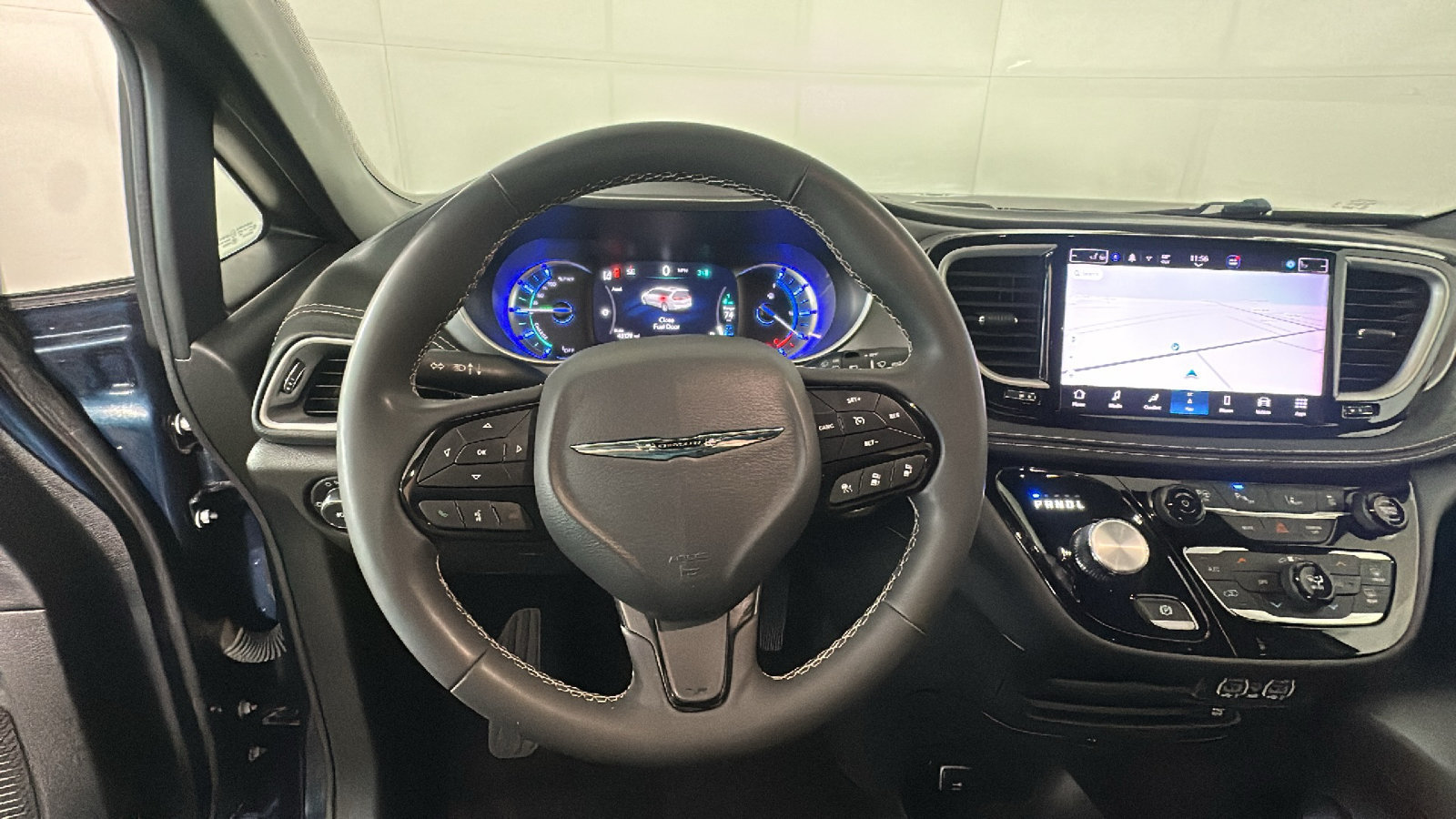 Used 2023 Chrysler Pacifica Touring-L w/ Uconnect Theater Family Group FWD image 17