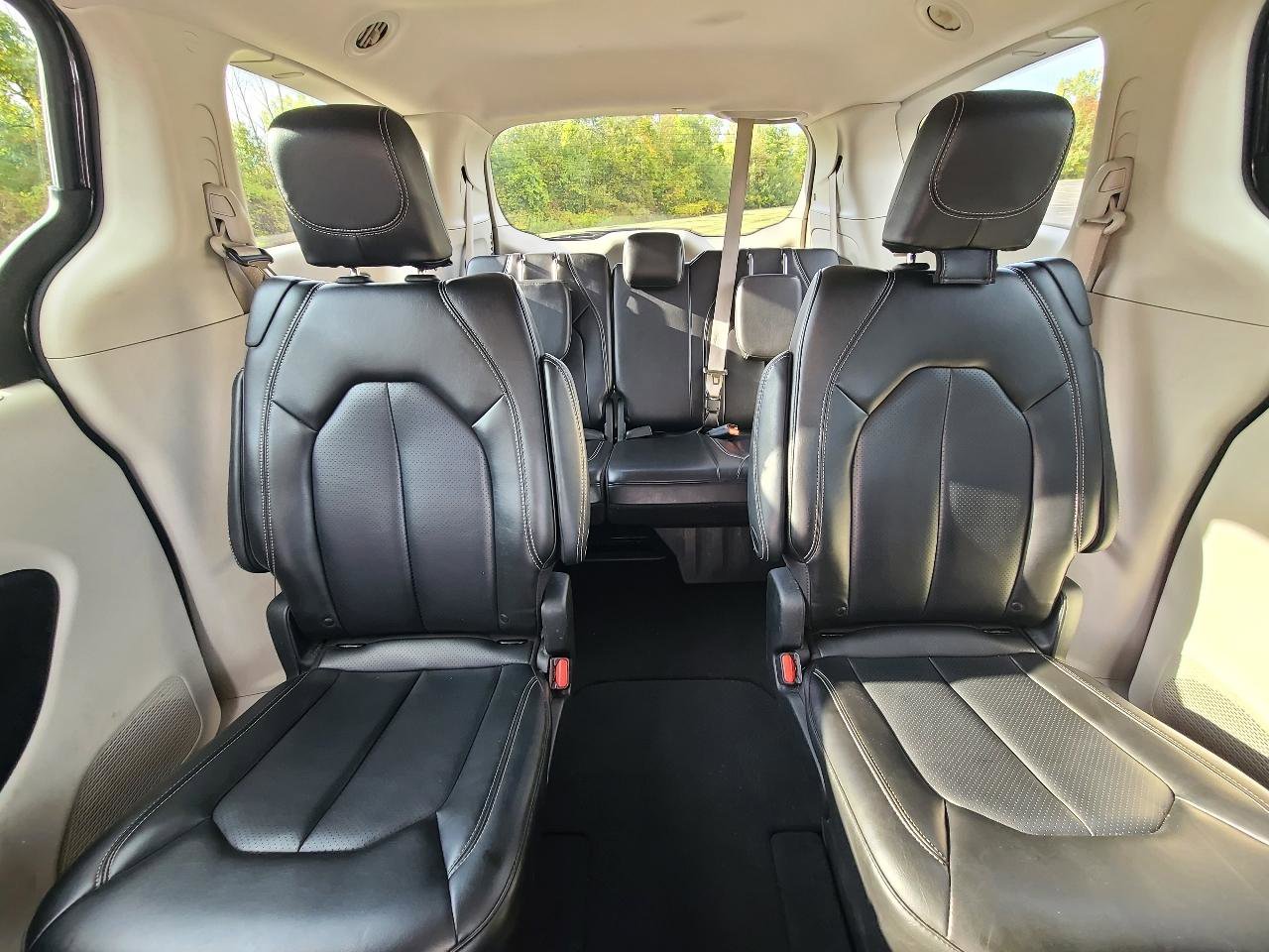 Used 2023 Chrysler Pacifica Touring-L FWD image 30