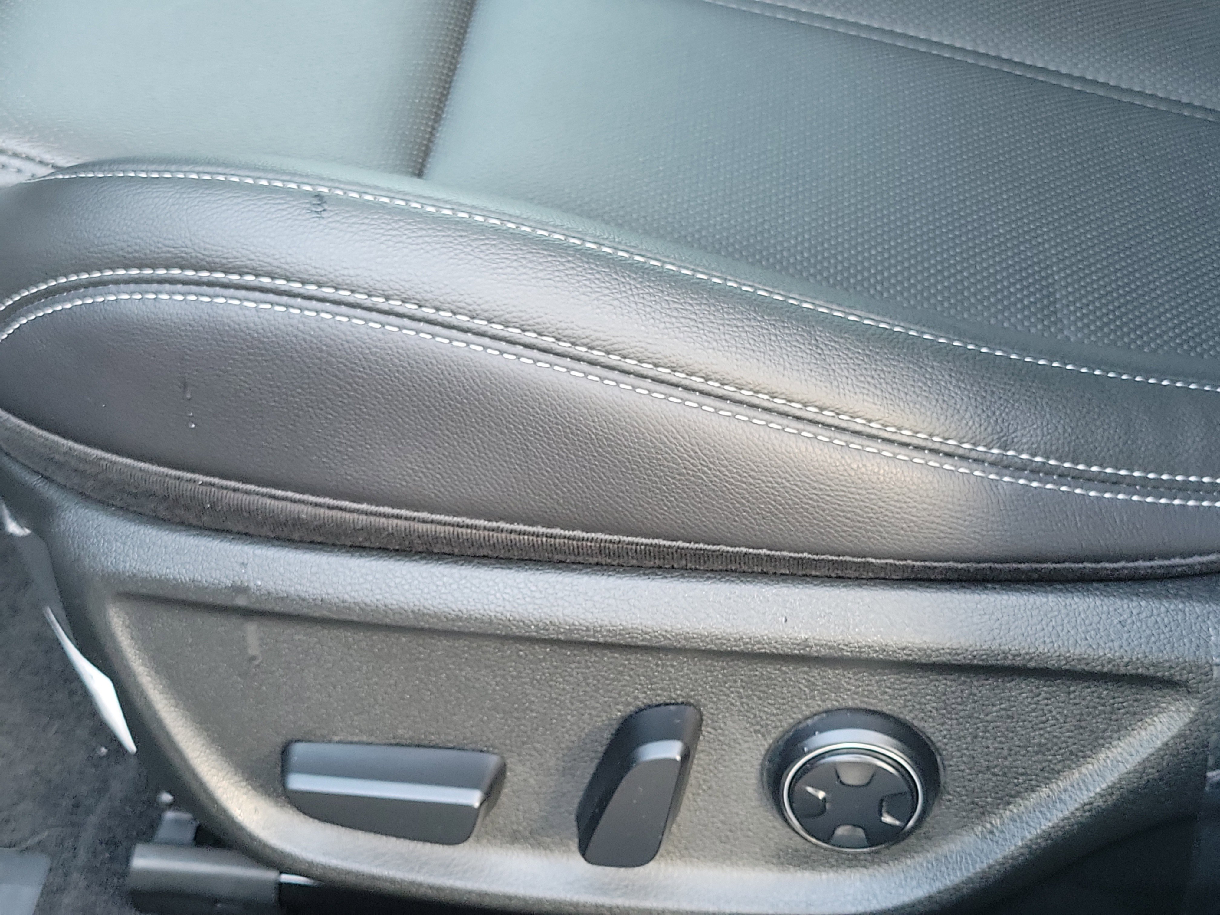 Certified 2025 Genesis G70 2.5T image 17