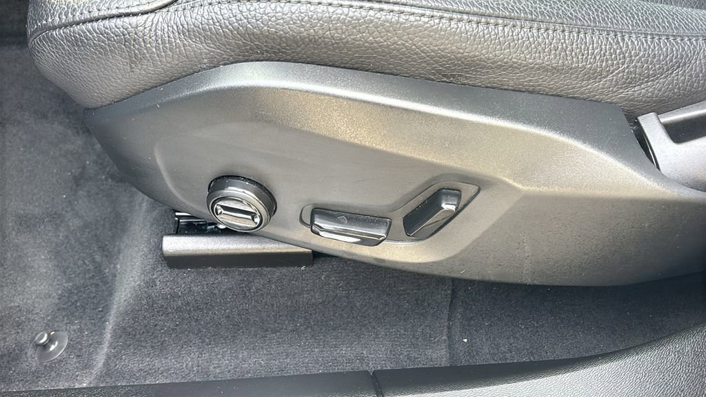 Certified 2025 Volvo XC60 B5 Plus AWD/4WD image 25