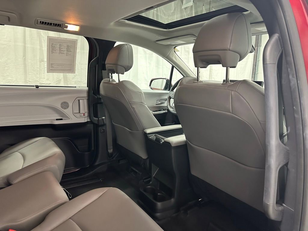 Used 2025 Toyota Sienna XLE image 60