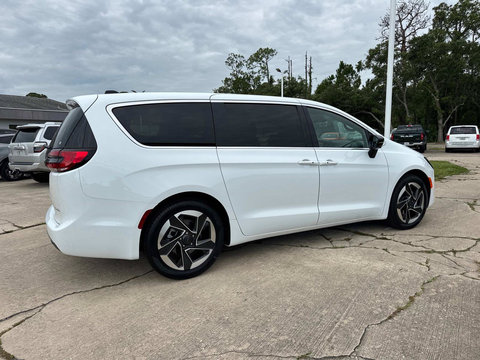 New 2027 Chrysler Pacifica Limited FWD image 3