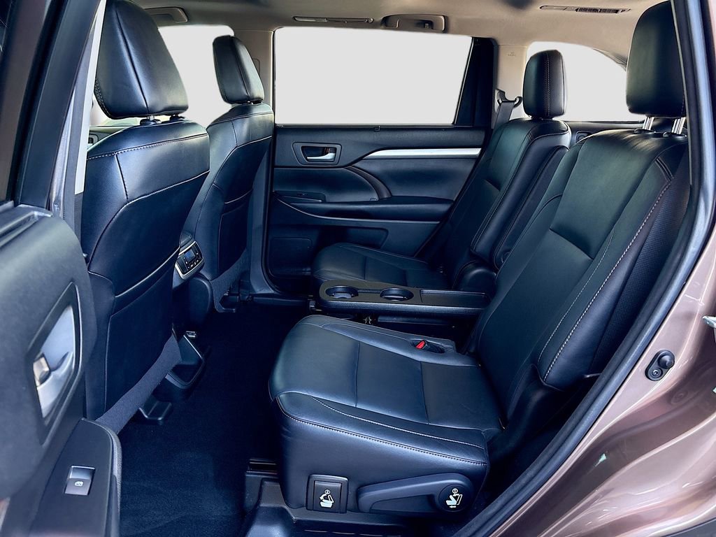 Used 2017 Toyota Highlander XLE AWD/4WD image 21