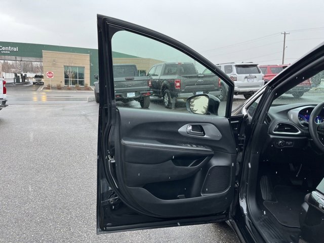 Used 2022 Chrysler Pacifica Touring image 27