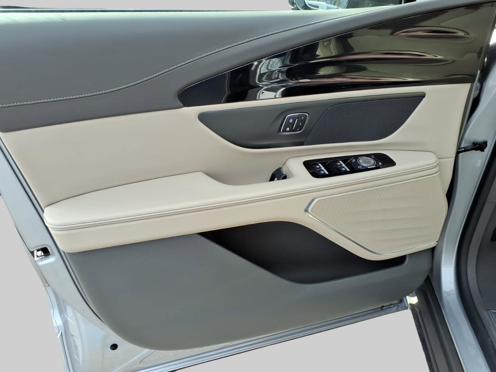 Used 2025 Lincoln Nautilus Premier image 18