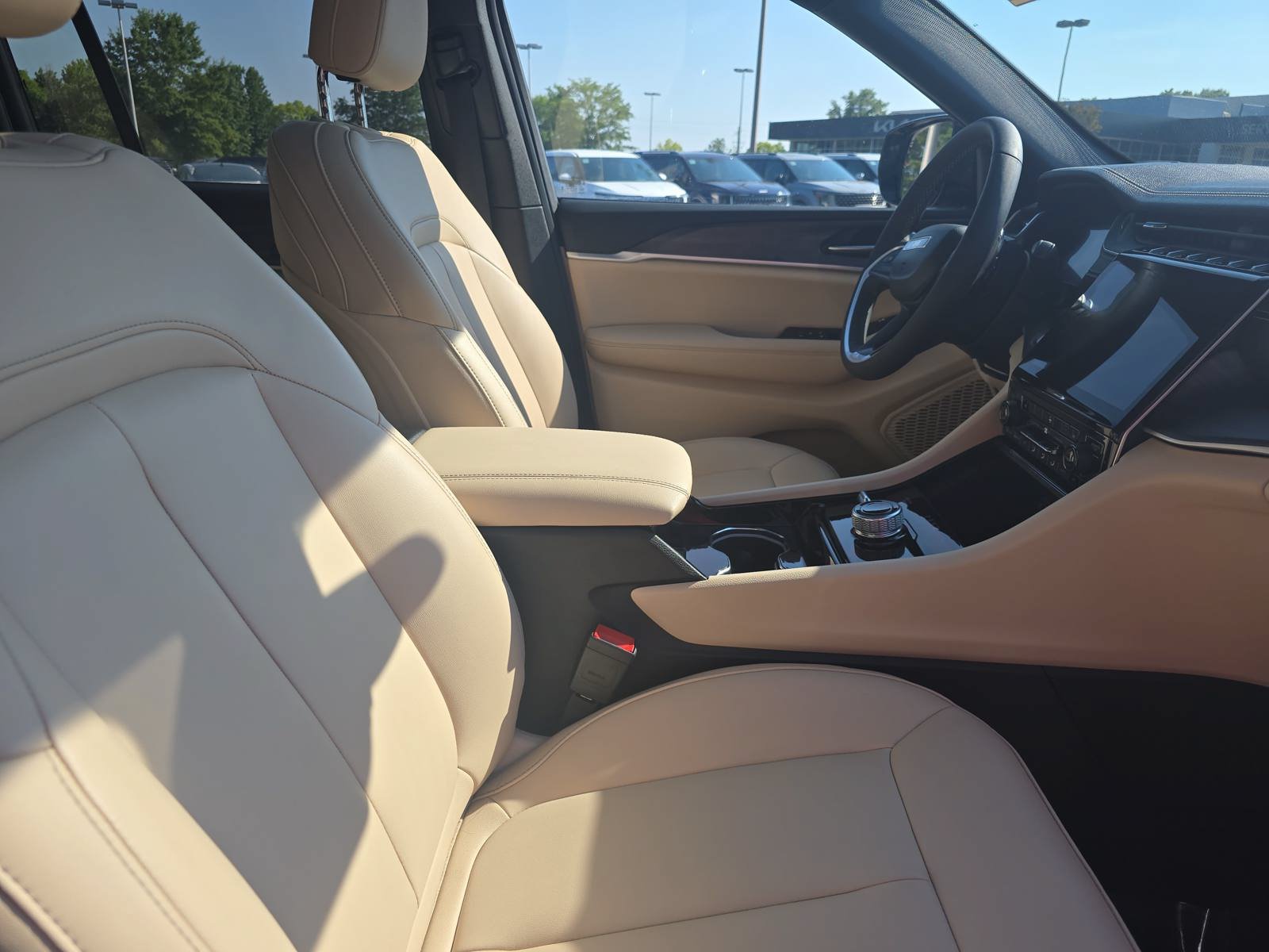 Used 2023 Jeep Grand Cherokee Limited AWD/4WD image 10