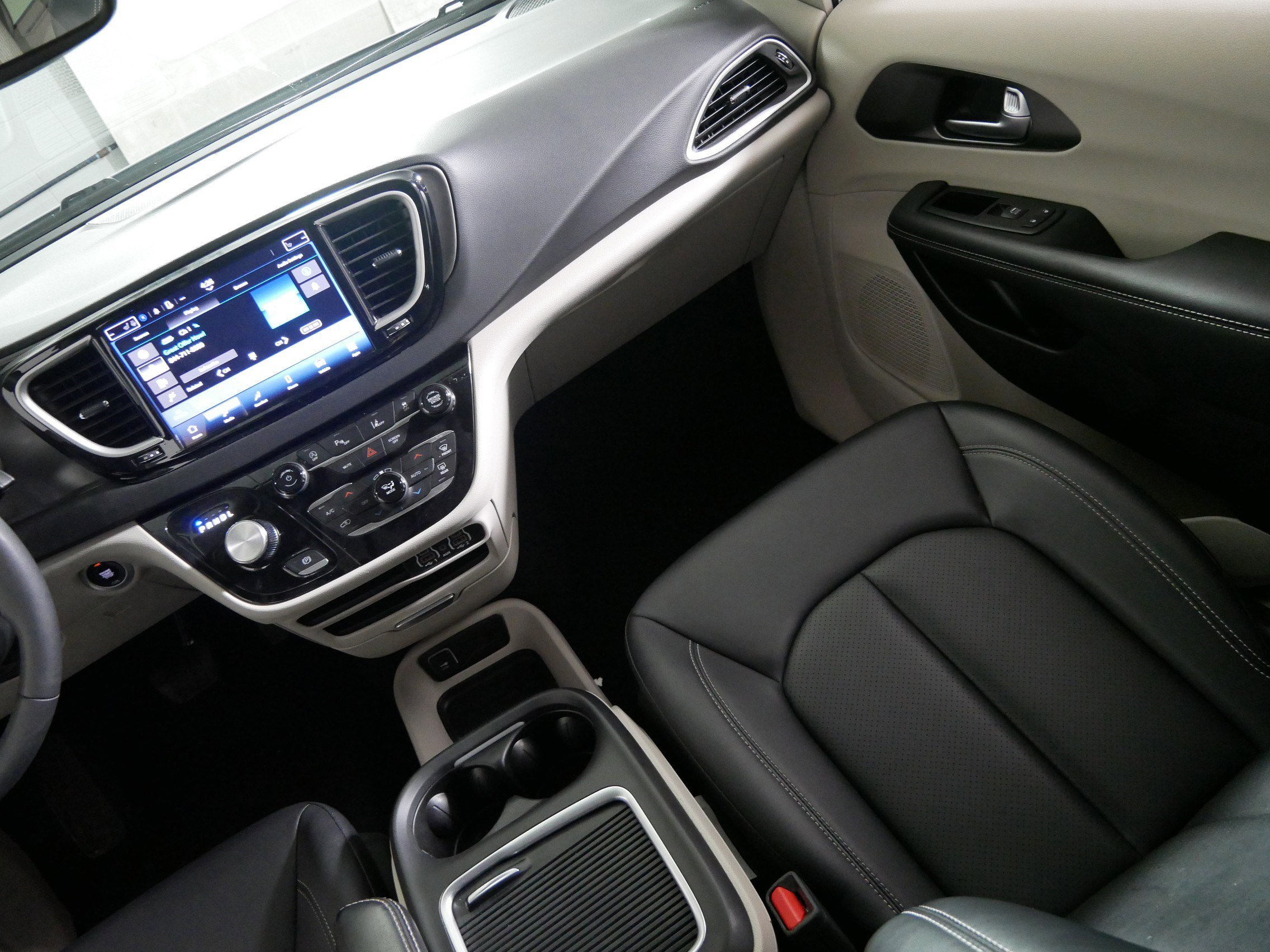 Used 2024 Chrysler Pacifica Touring-L image 11